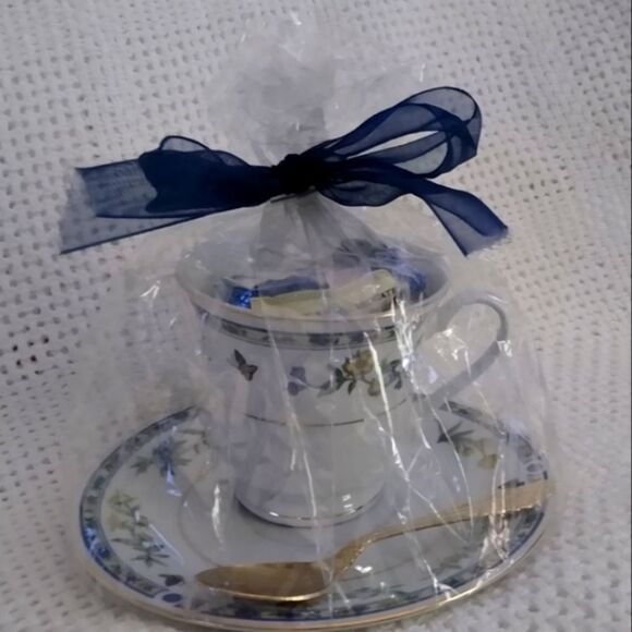 1 Truly Tasteful Tea Cup Sets Wrapped As A Gift - NWT - Picture 7 of 10